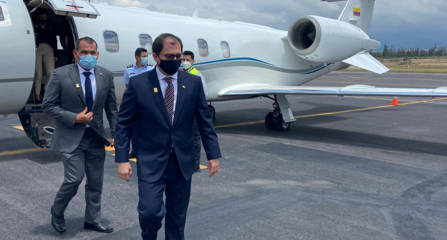 “Fantoche”, dicen a fiscal general por video saliendo de avión al “estilo James Bond”