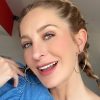 Geraldine Bazán deslumbra con un vestido rojo de látex off shoulder
