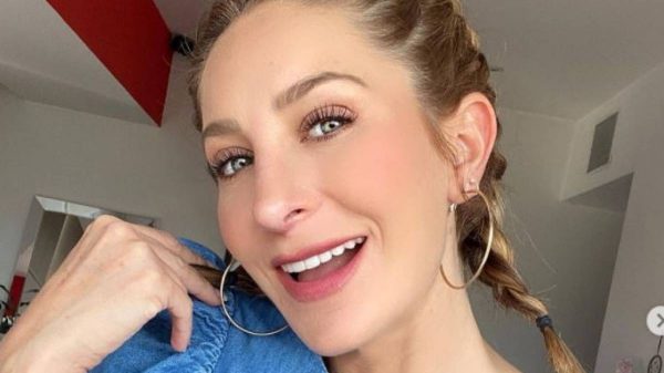 Geraldine Bazán deslumbra con un vestido rojo de látex off shoulder