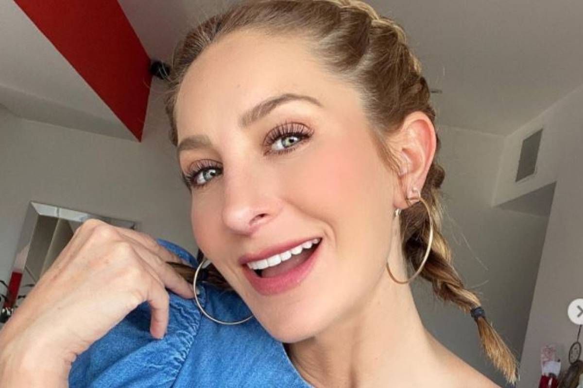 Geraldine Bazán deslumbra con un vestido rojo de látex off shoulder
