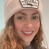Shakira muestra cómo combinar una blusa animal print ocre y pantalón de cuero palazo de forma elegante y cau