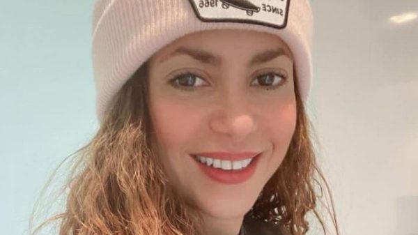 Shakira muestra cómo combinar una blusa animal print ocre y pantalón de cuero palazo de forma elegante y cau
