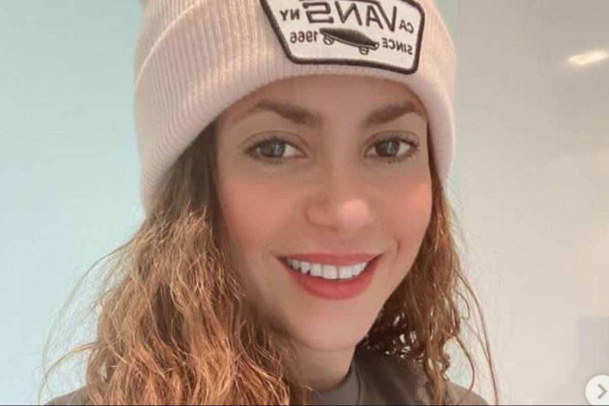 Shakira muestra cómo combinar una blusa animal print ocre y pantalón de cuero palazo de forma elegante y cau