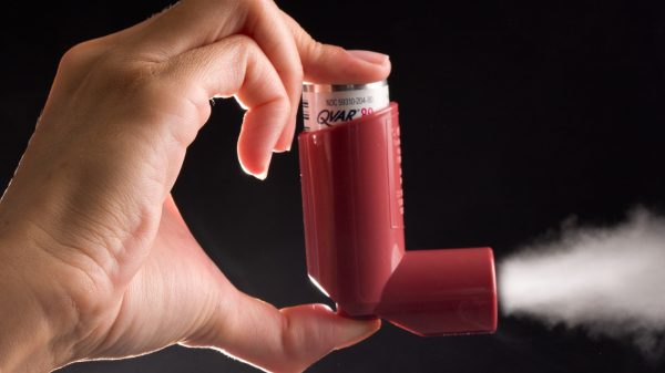 Budesonida, medicina para el asma reduce necesidad de hospitalización por COVID-19