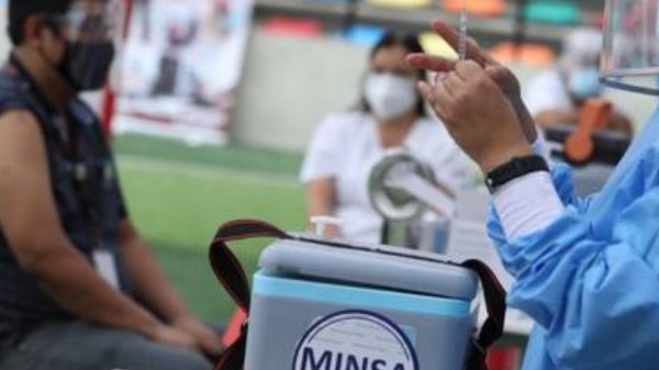 Vacunación irregular de 487 altos funcionarios no estaba autorizada por Instituto de Salud