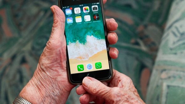 Abuela le crea perfil en Tinder a su nieto soltero y la descripción causa risas