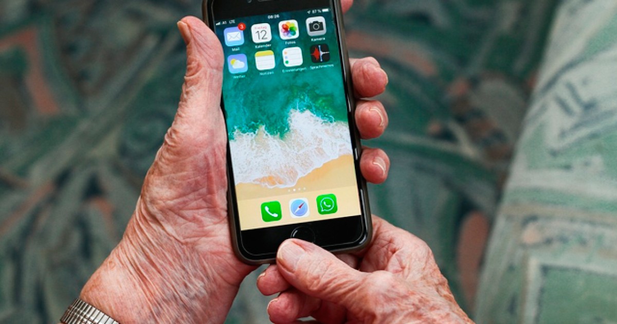 Abuela le crea perfil en Tinder a su nieto soltero y la descripción causa risas