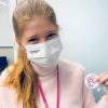 Jennifer Gates, hija de Bill, estudia medicina y recibe la vacuna para sus futuras prácticas