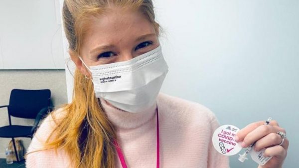 Jennifer Gates, hija de Bill, estudia medicina y recibe la vacuna para sus futuras prácticas