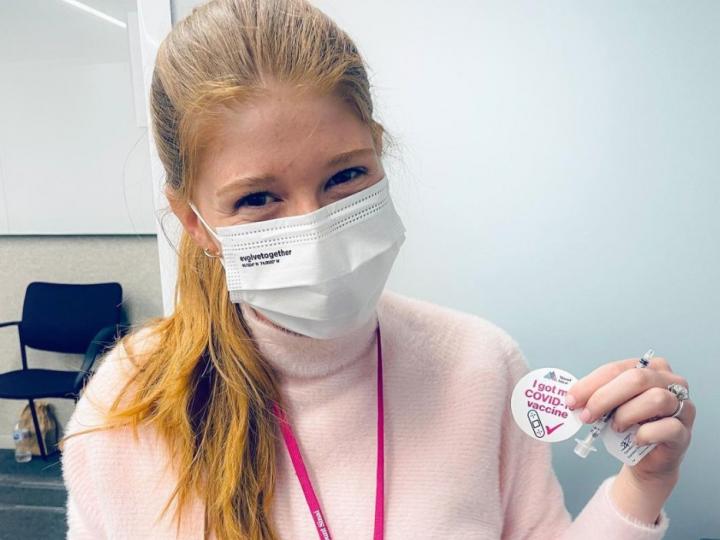 Jennifer Gates, hija de Bill, estudia medicina y recibe la vacuna para sus futuras prácticas