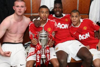 Perla del M. United vendía los guayos de Ferdinand y Rooney por comida