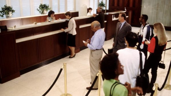 “Están inundados de dinero”: los bancos ya no quieren más plata y sorprenden a clientes