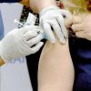 Se disfrazaron como mujeres mayores para intentar obtener una segunda dosis de la vacuna contra el covid-19