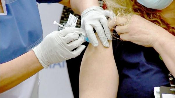 Se disfrazaron como mujeres mayores para intentar obtener una segunda dosis de la vacuna contra el covid-19