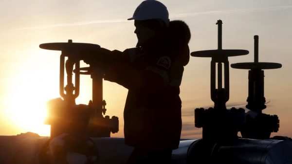 El petróleo se toma un respiro: 5 factores clave este viernes en Bolsa Por Investing.com
