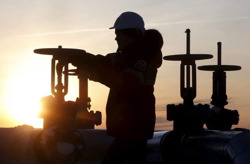 El petróleo se toma un respiro: 5 factores clave este viernes en Bolsa Por Investing.com