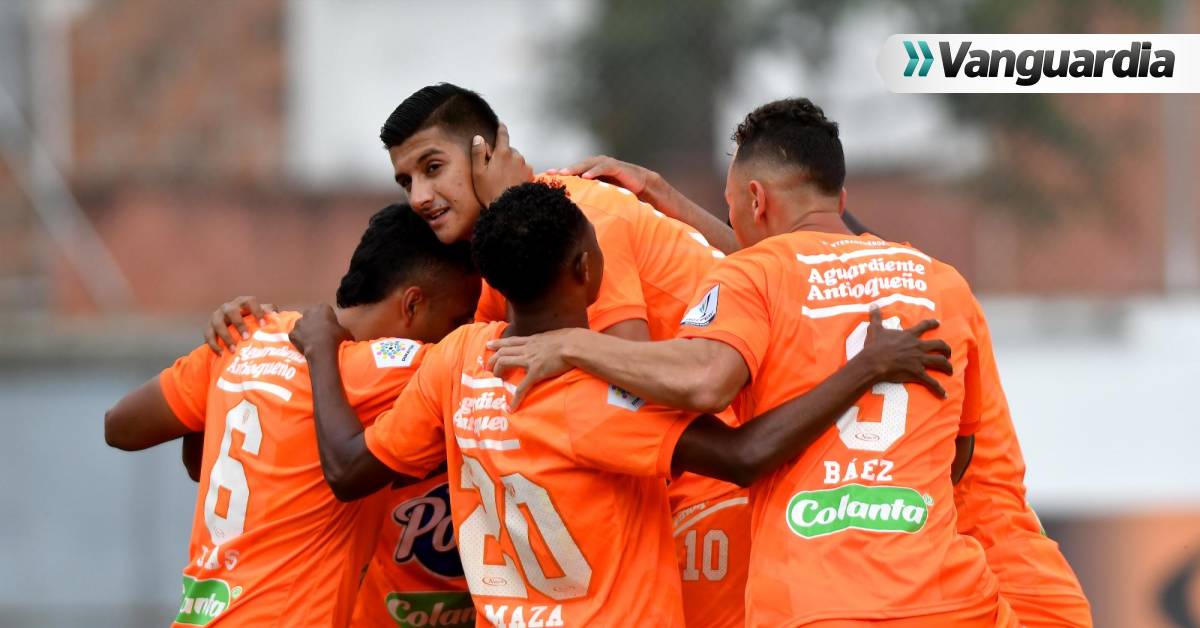 Envigado derrota al Atlético Bucaramanga 1-0 bajo la mirada de Luis Fernando Suárez