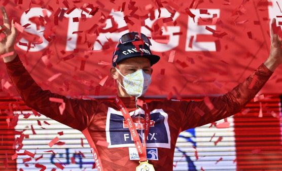 Mathieu van der Poel lidera el Tour de los Emiratos tras sobrevivir a los abanicos