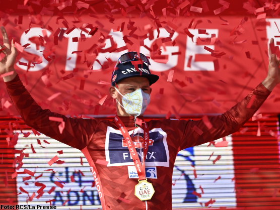 Mathieu van der Poel lidera el Tour de los Emiratos tras sobrevivir a los abanicos