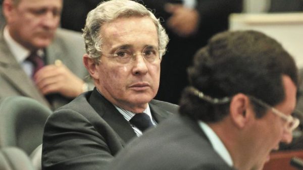 El País de España le pide a Álvaro Uribe responder por falsos positivos