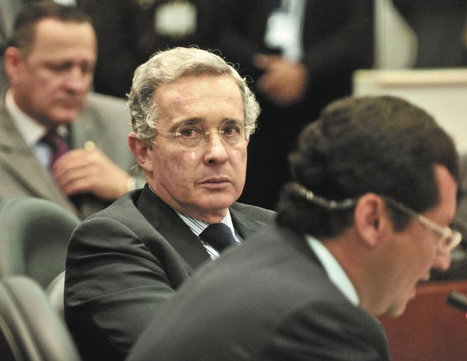 El País de España le pide a Álvaro Uribe responder por falsos positivos