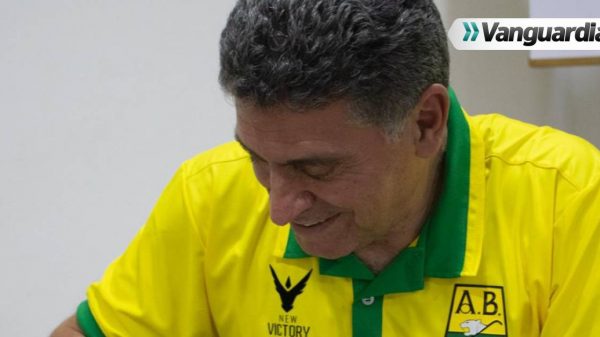 Luis Fernando Suárez firmó su contrato como DT de Atlético Bucaramanga