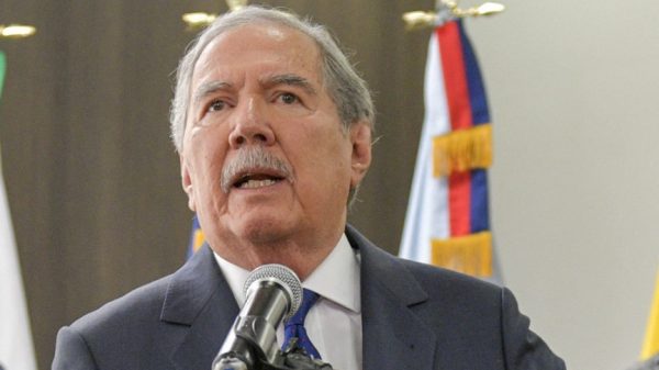 Guillermo Botero, exministro que salió por niños muertos en bombardeo, se va de embajador