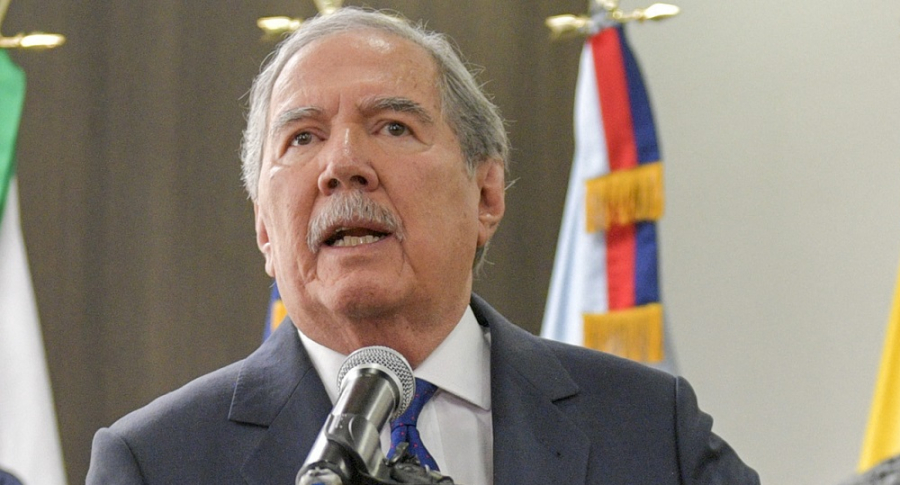 Guillermo Botero, exministro que salió por niños muertos en bombardeo, se va de embajador