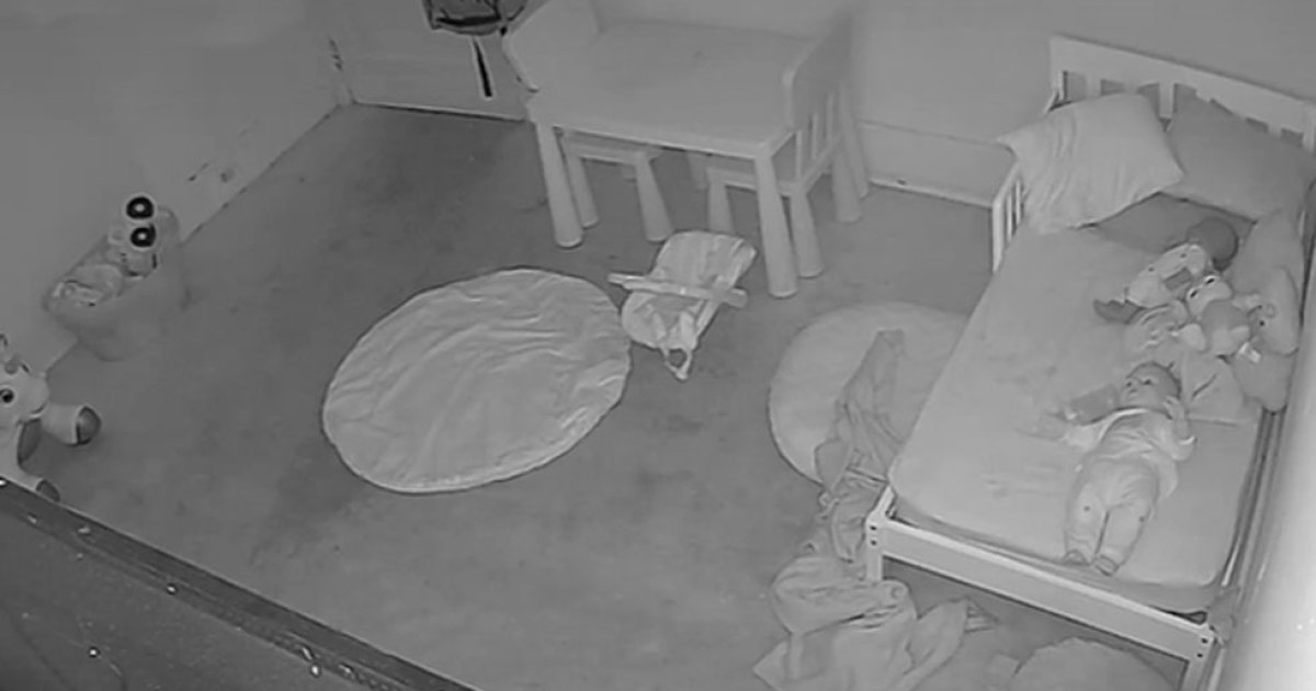 ¿Fantasma arrastró a una niña bajo su cama? Esta escena parece sacada de ‘Actividad Paranormal’