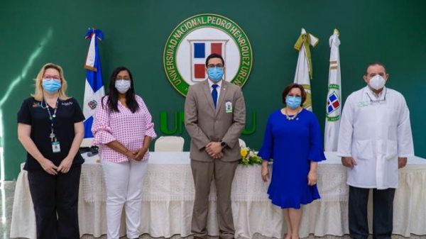 Universidades capacitan estudiantes de medicina para vacunar contra el COVID-19