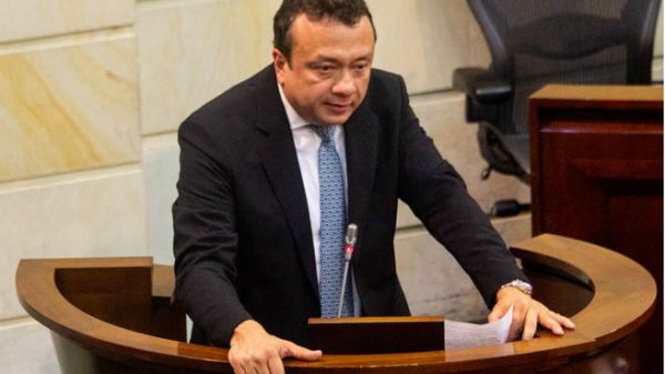 Corte Suprema continuará investigando a Eduardo Pulgar, pese a su renuncia al Senado
