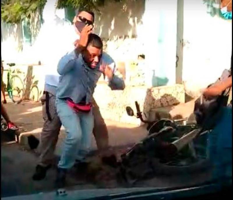[Video] Mototaxista y conductor de Transcaribe se van a los golpes