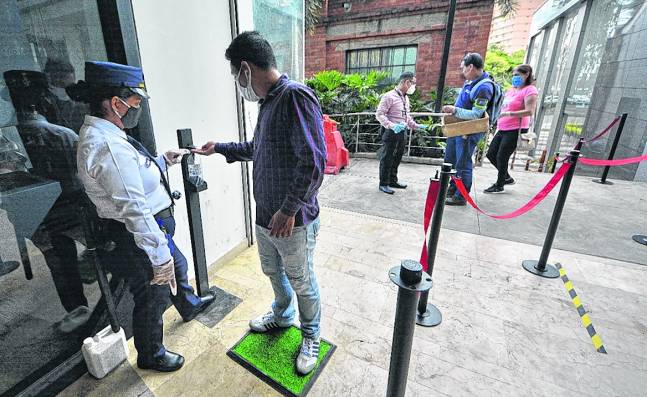 Alcaldía pide autorización para retirar tapetes y toma de temperatura en comercio de Cali