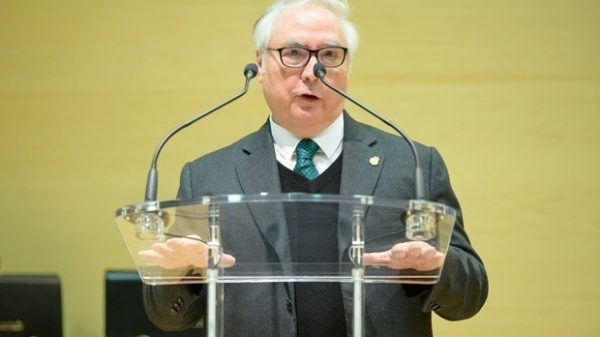 Drástica bajada de precio al grado en Medicina