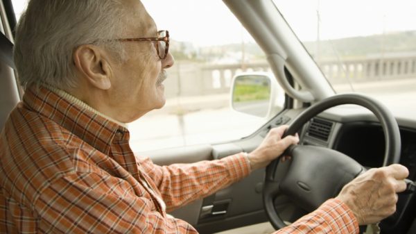 Anciano multado por exceso de velocidad; iba tarde para recibir vacuna contra COVID-19
