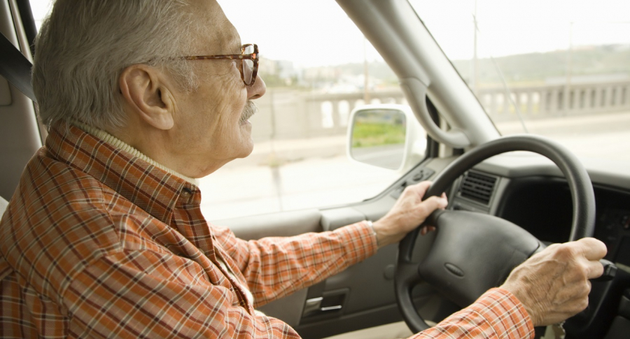 Anciano multado por exceso de velocidad; iba tarde para recibir vacuna contra COVID-19