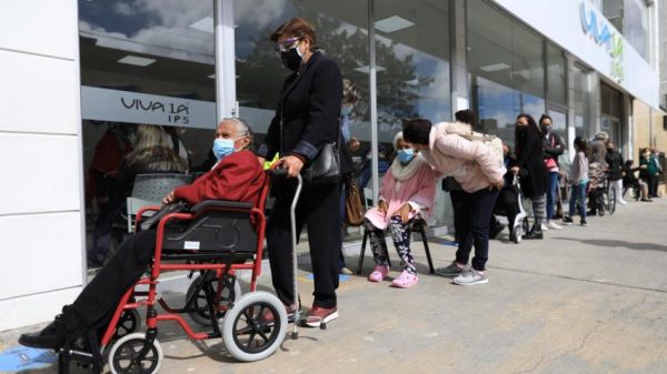 Adultos mayores tuvieron que hacer filas para ser vacunados en Bogotá
