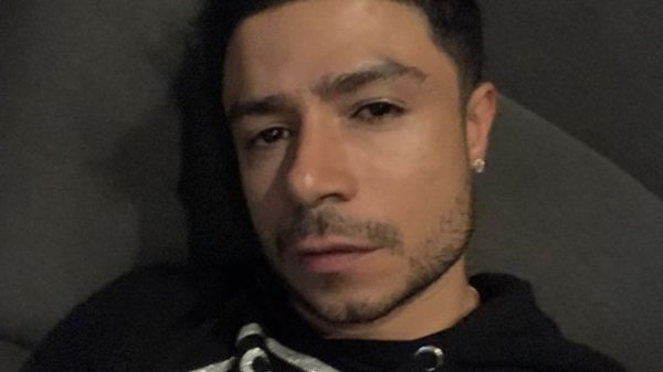 Daniel Calderón, vestido como mujer, imitó icónica patada de Marcela Reyes