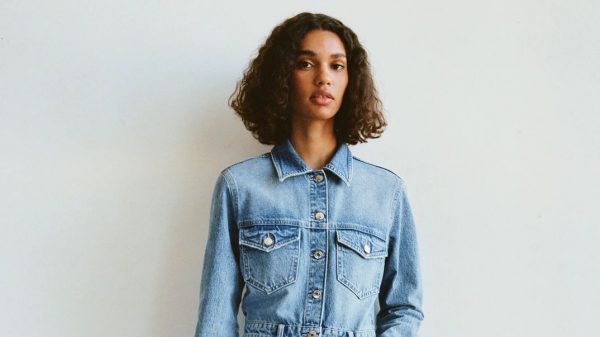 Este mono vaquero de Zara es la prenda perfecta para entretiempo