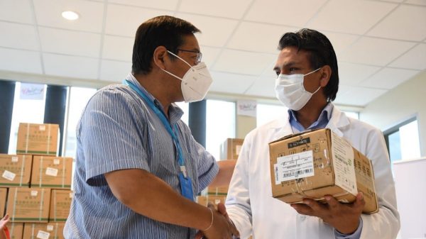 Arce a médicos: Por intereses de grupo no quieren que la población tenga medicinas