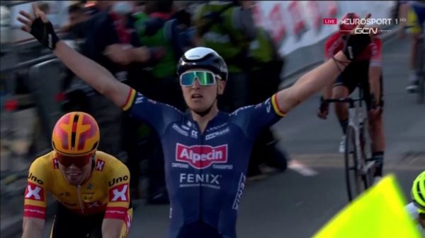 Tim Merlier remonta y le da el triunfo a Alpecin en Le Samyn gracias a la ayuda de un Van der Poel que