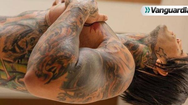 Influencer colombiano se implantó senos luego de perder un reto
