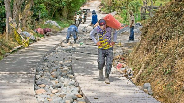 El billonario pacto que firmaron Antioquia y 115 de sus municipios