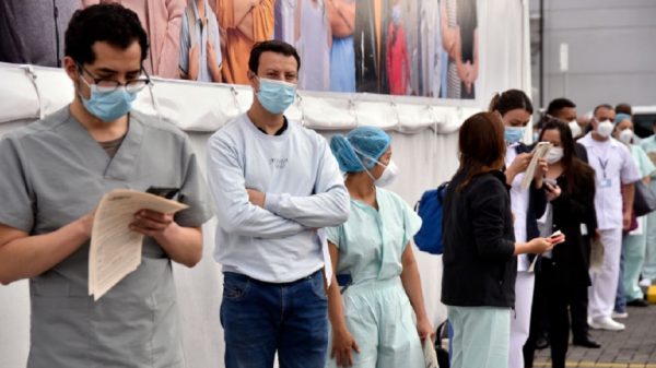 Ya casi se completan las vacunas para personal de salud, pero aumentan quejas por lentitud