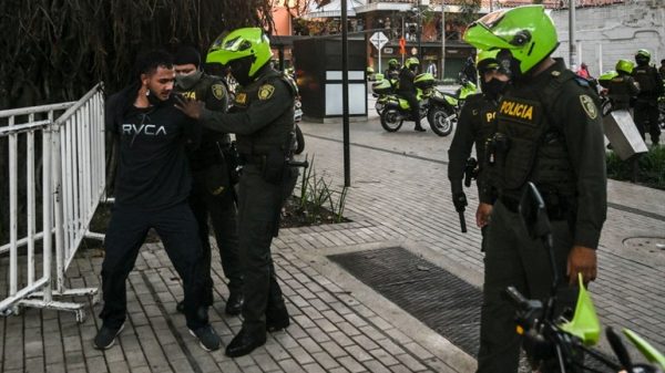 ¿Puede un policía revisar su celular durante una requisa?