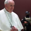 El papa Francisco llega a Iraq; milicia anuncia suspensión de operaciones militares durante visita histórica