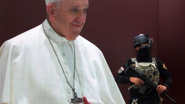 El papa Francisco llega a Iraq; milicia anuncia suspensión de operaciones militares durante visita histórica
