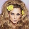 Aracely Arámbula muestra como lucir con la mayor elegancia una falda dorada de seda plisada con un suéter ro