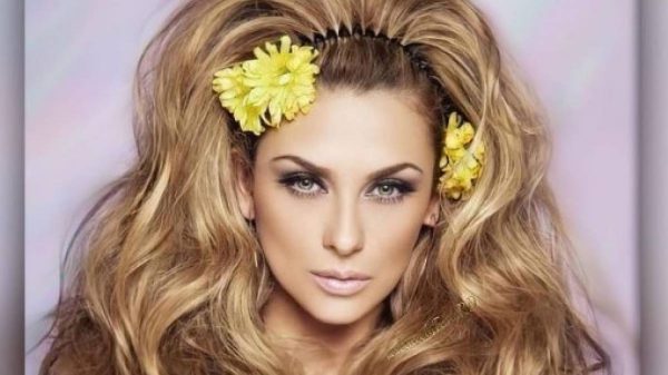 Aracely Arámbula muestra como lucir con la mayor elegancia una falda dorada de seda plisada con un suéter ro