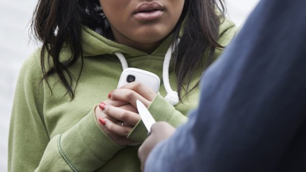 Ladrones se ensañaron con mujer: le robaron celular y cuando estrenó la atacaron de nuevo